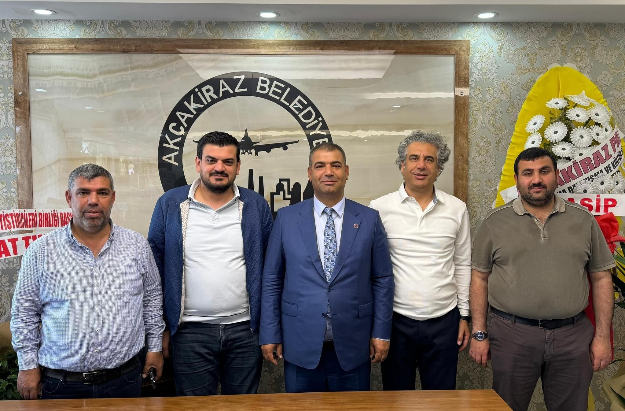 Elazığ’ın istihdamına katkılar sunan iş insanlarımız Ramazan Ormanoğlu, Hasan Celal Kaya, Murat Bilgen ve Mehmet Şahin Açıkkapı’yı güzide beldemiz Akçakiraz’da ağırladık. Nazik ziyaretlerinden dolayı kendilerine teşekkür ediyorum.